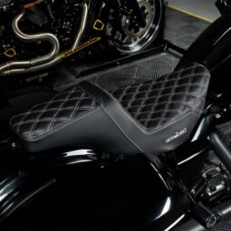 Rise Up Seat for Harley® Touring ‘23.5-’25 (Diamond / Silver Stitch)