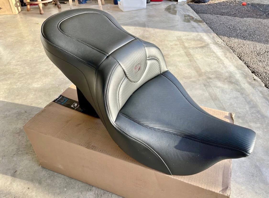 Saddlemen Roadsofa CF Carbon Fiber 2-Up Seat